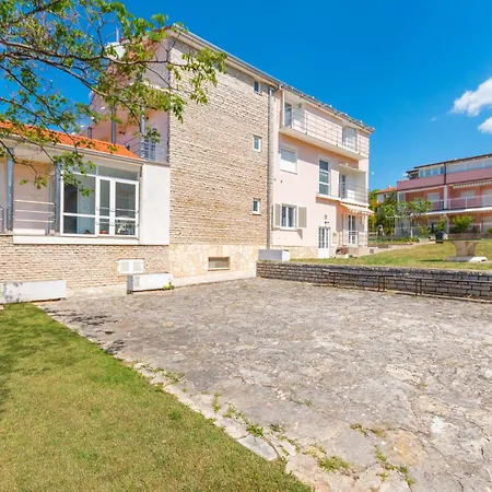 Apartment Stunning In Sveti Filip i Jakov